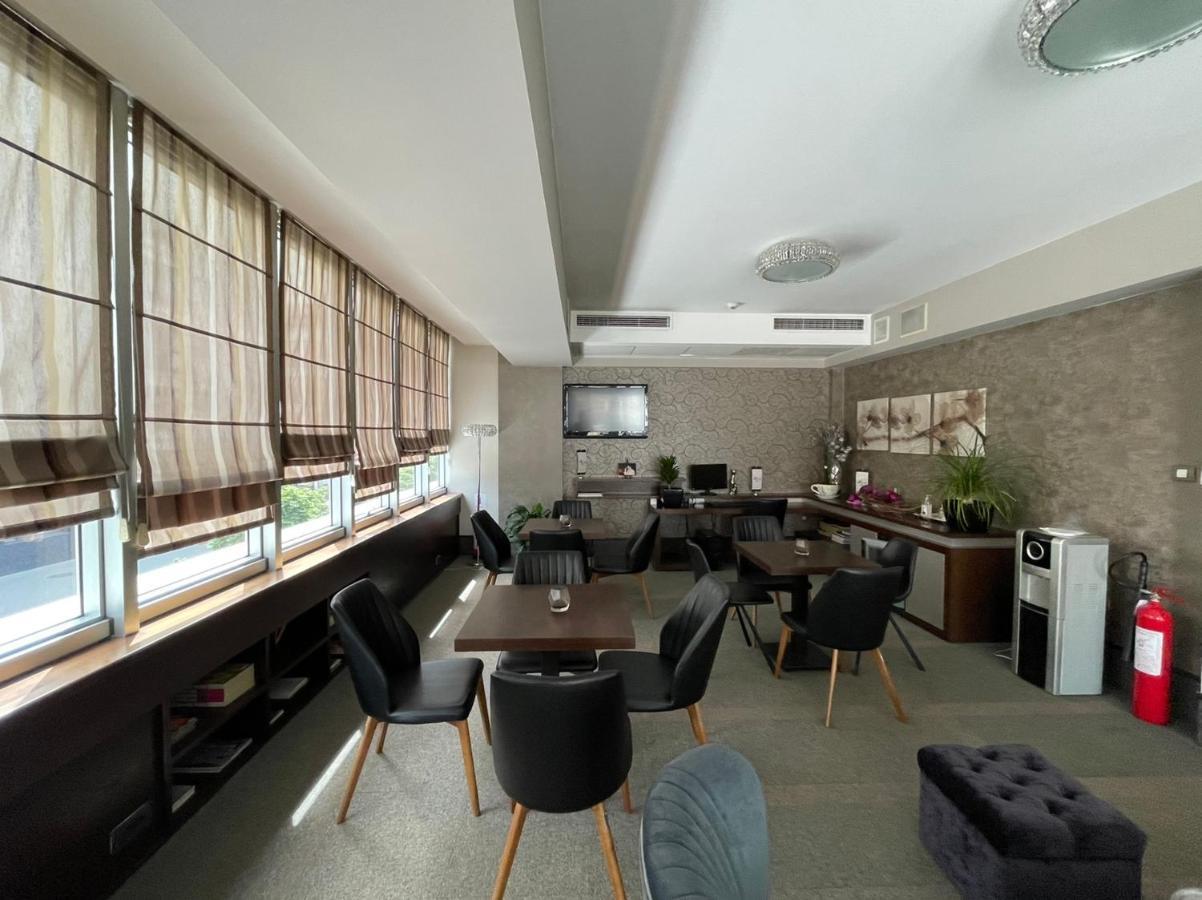 Queen'S Hotel - Zebra Centre 斯科普里 外观 照片