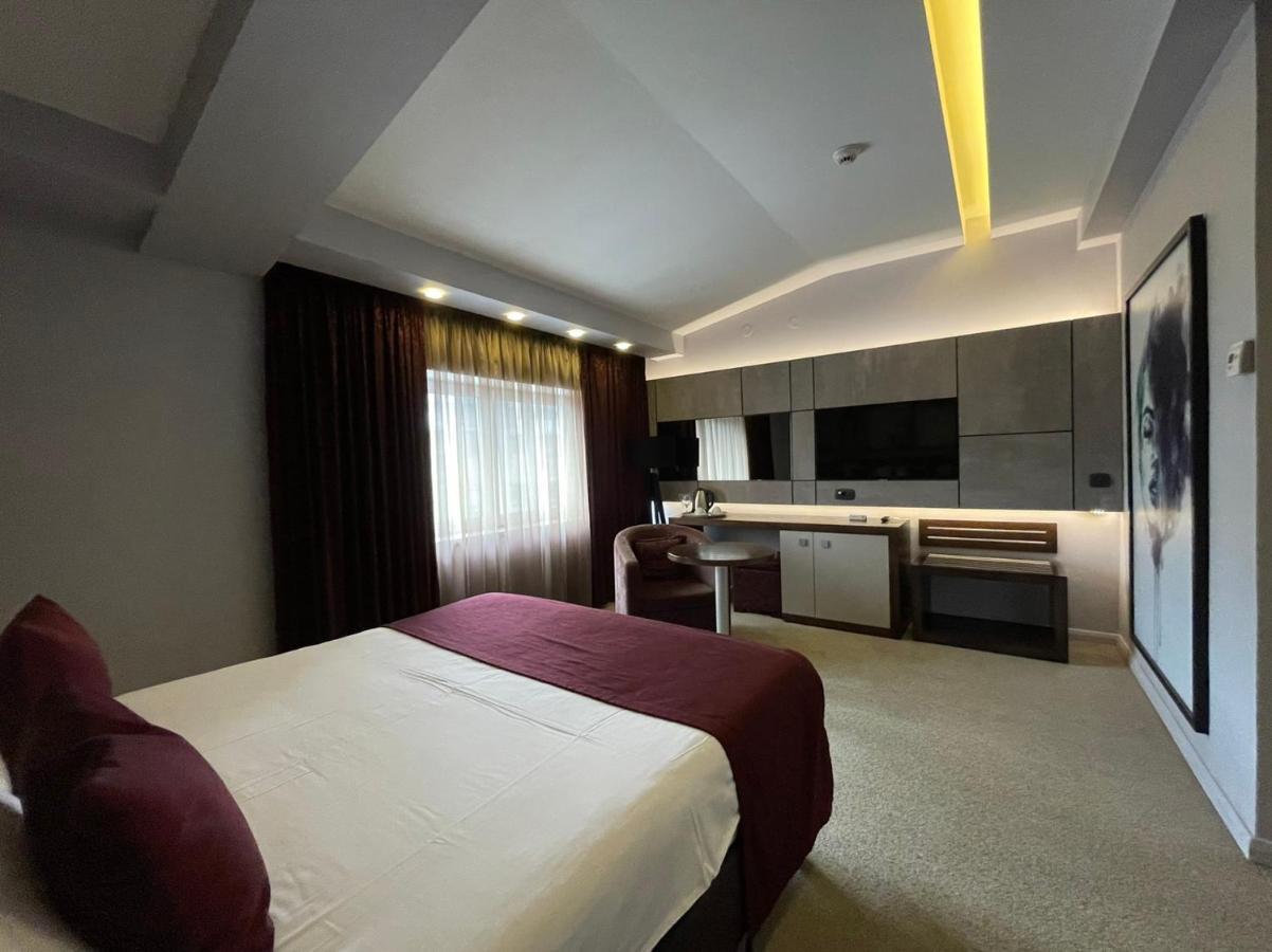 Queen'S Hotel - Zebra Centre 斯科普里 外观 照片