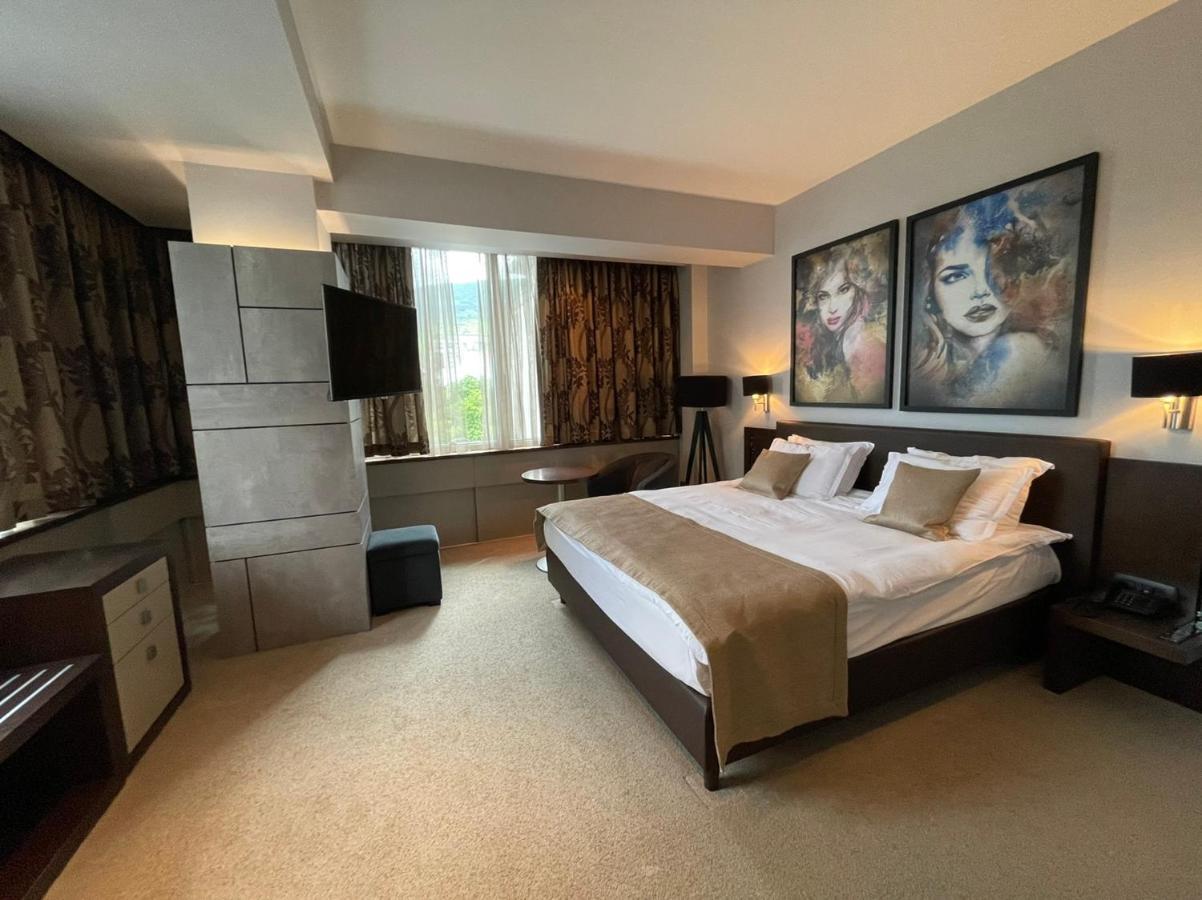 Queen'S Hotel - Zebra Centre 斯科普里 外观 照片