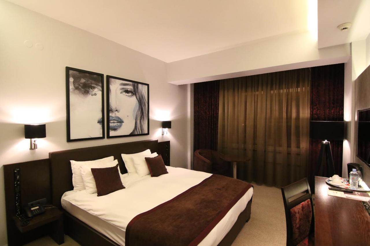 Queen'S Hotel - Zebra Centre 斯科普里 外观 照片