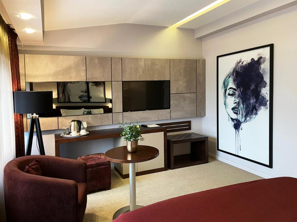 Queen'S Hotel - Zebra Centre 斯科普里 外观 照片