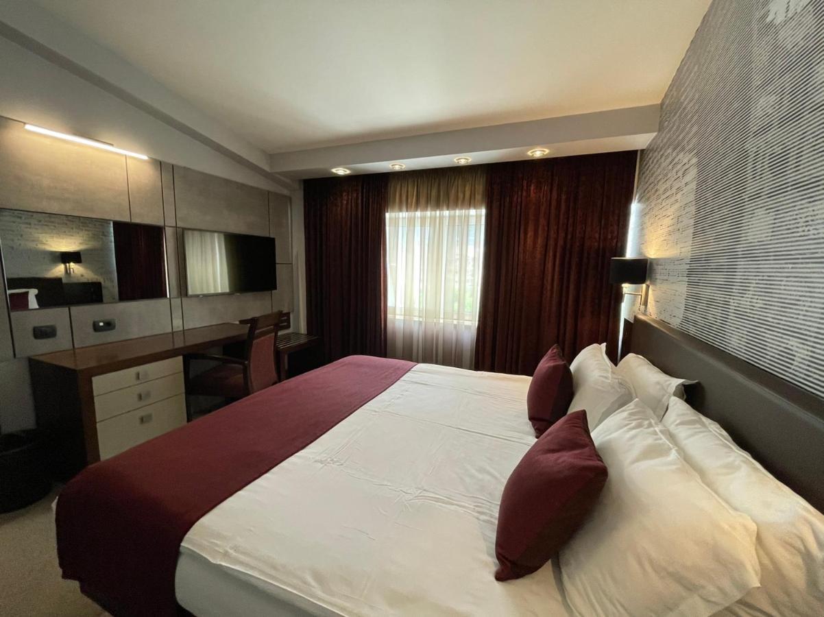 Queen'S Hotel - Zebra Centre 斯科普里 外观 照片