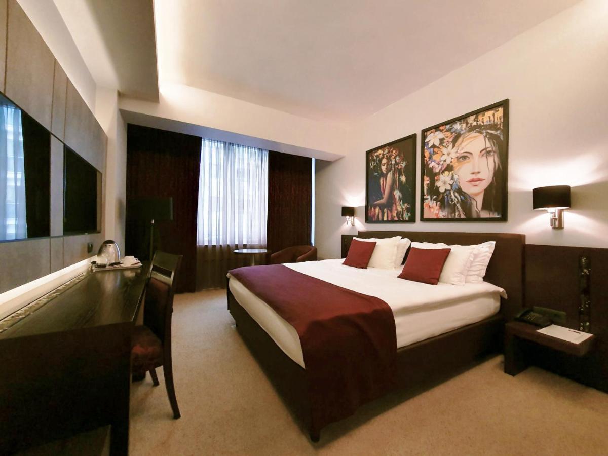 Queen'S Hotel - Zebra Centre 斯科普里 外观 照片