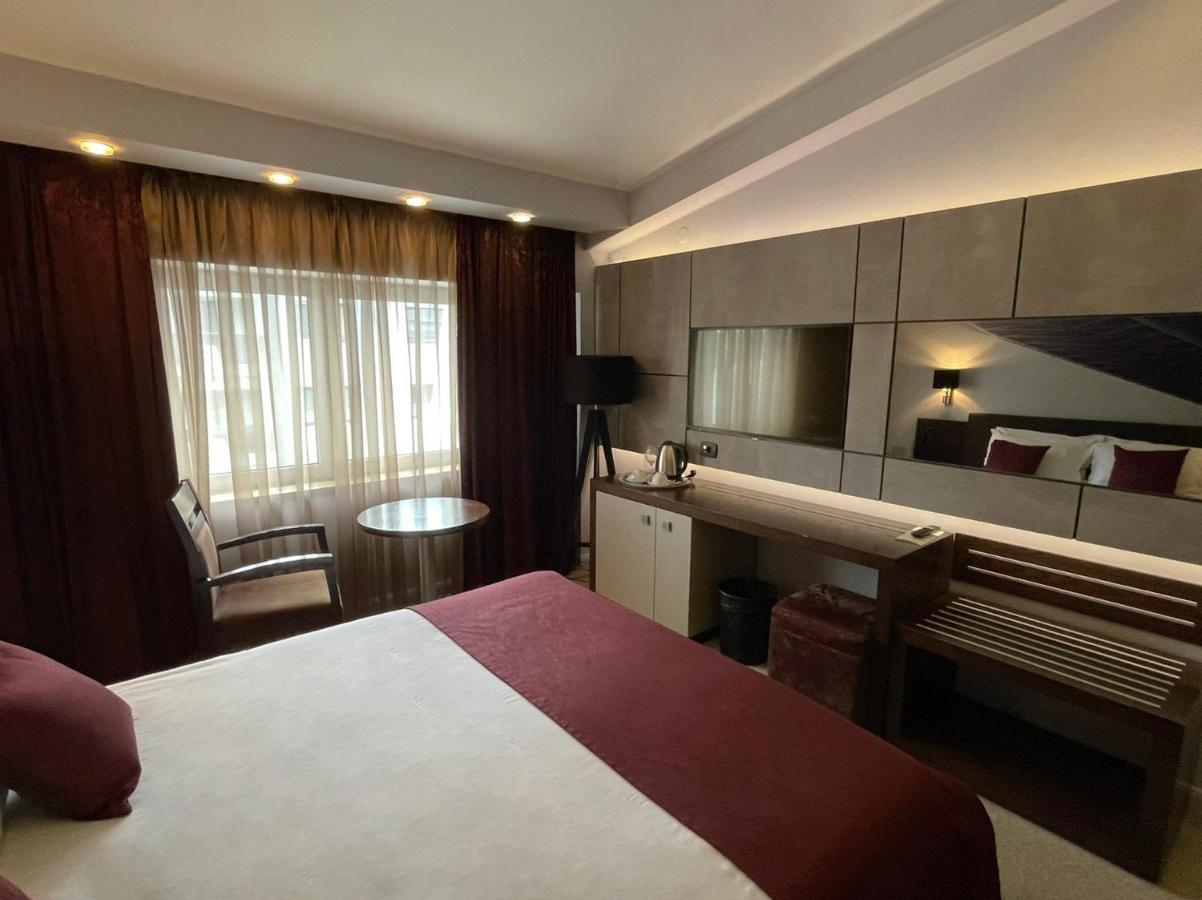 Queen'S Hotel - Zebra Centre 斯科普里 外观 照片