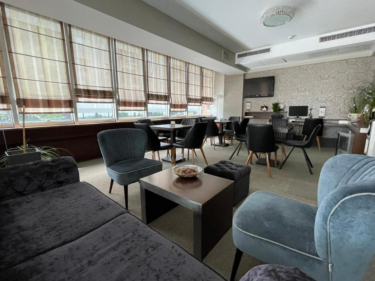 Queen'S Hotel - Zebra Centre 斯科普里 外观 照片