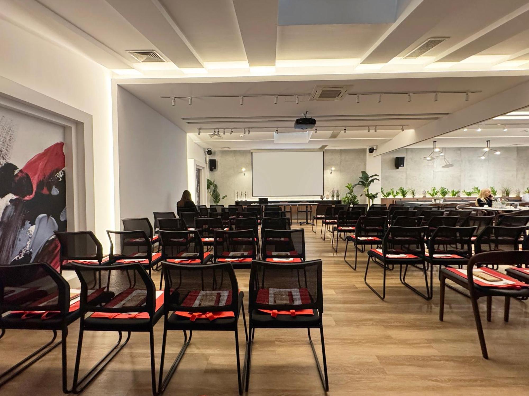 Queen'S Hotel - Zebra Centre 斯科普里 外观 照片