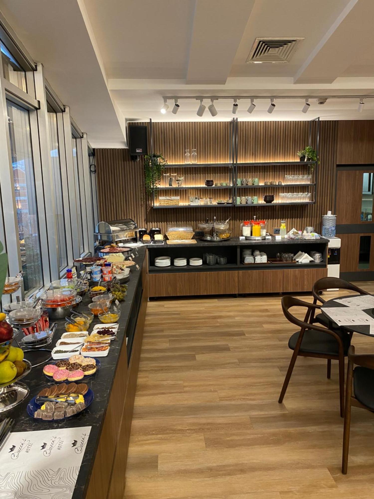 Queen'S Hotel - Zebra Centre 斯科普里 外观 照片
