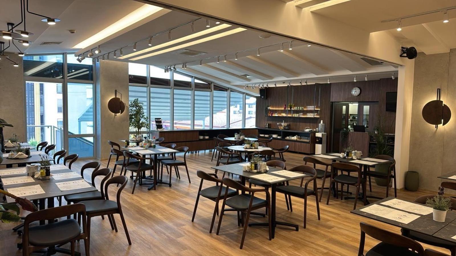 Queen'S Hotel - Zebra Centre 斯科普里 外观 照片