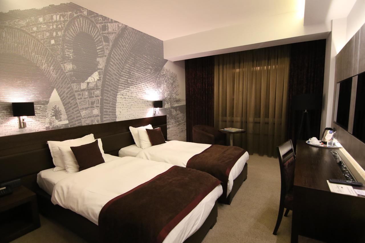 Queen'S Hotel - Zebra Centre 斯科普里 客房 照片