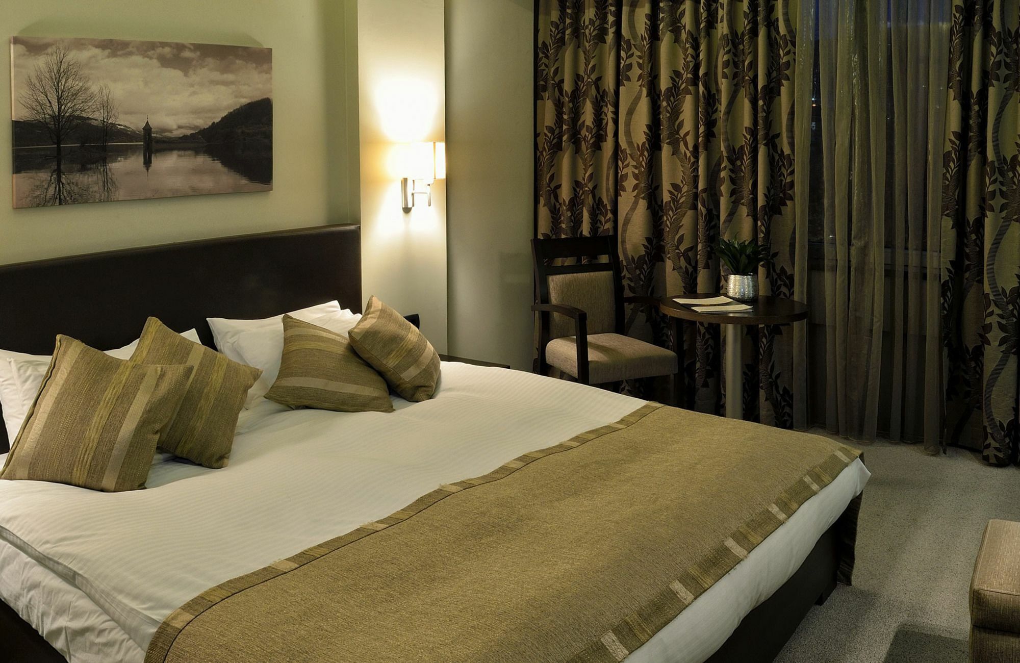 Queen'S Hotel - Zebra Centre 斯科普里 外观 照片