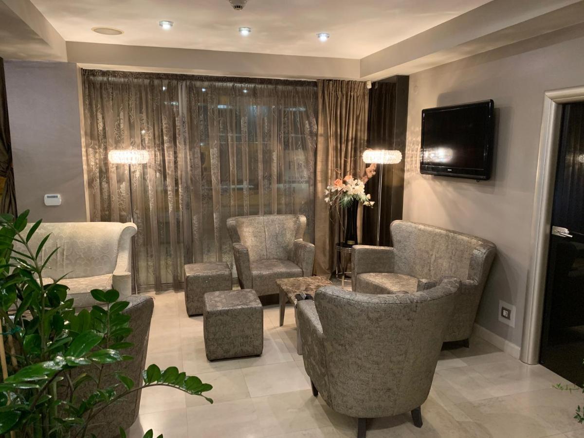 Queen'S Hotel - Zebra Centre 斯科普里 外观 照片